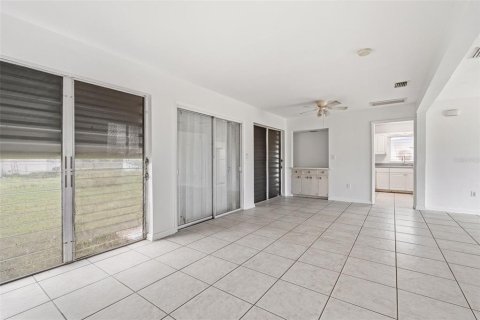 House in Port Charlotte, Florida 3 bedrooms, 111.02 sq.m. № 2152314 - photo 11