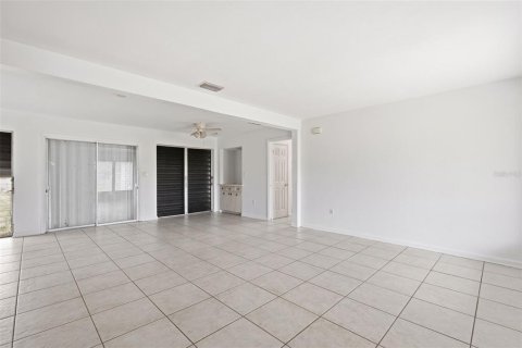 House in Port Charlotte, Florida 3 bedrooms, 111.02 sq.m. № 2152314 - photo 5