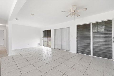 House in Port Charlotte, Florida 3 bedrooms, 111.02 sq.m. № 2152314 - photo 10