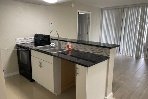 Touwnhouse à louer à Miami Lakes, Floride: 2 chambres, 73.39 m2 № 1944412 - photo 2
