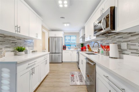 Снять в аренду виллу или дом в Форт-Лодердейл, Флорида 4 спальни, 210.14м2, № 2036894 - фото 9