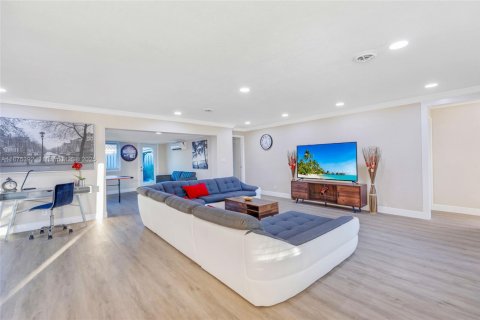 Снять в аренду виллу или дом в Форт-Лодердейл, Флорида 4 спальни, 210.14м2, № 2036894 - фото 3