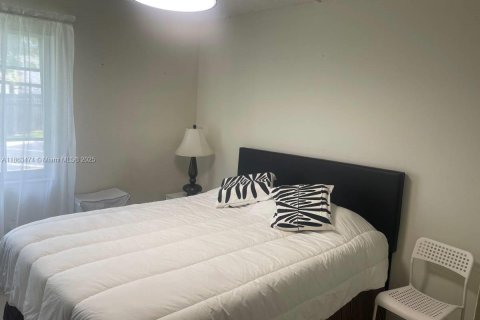 Condo in Miami, Florida, 1 bedroom  № 1889864 - photo 4