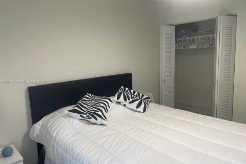 Condo in Miami, Florida, 1 bedroom  № 1889864 - photo 3
