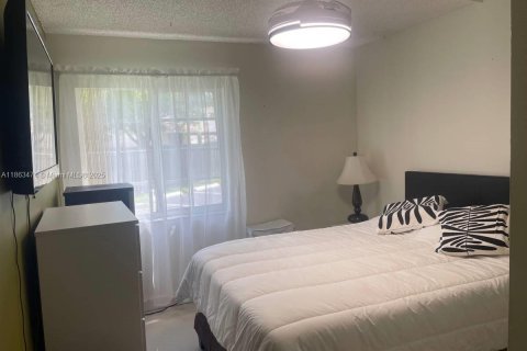 Condo in Miami, Florida, 1 bedroom  № 1889864 - photo 5