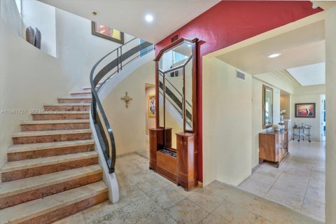 House in Coral Gables, Florida 6 bedrooms, 516.63 sq.m. № 2192100 - photo 4
