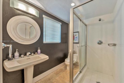 House in Coral Gables, Florida 6 bedrooms, 516.63 sq.m. № 2192100 - photo 25