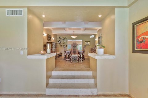 House in Coral Gables, Florida 6 bedrooms, 516.63 sq.m. № 2192100 - photo 12
