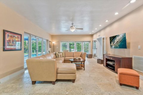 House in Coral Gables, Florida 6 bedrooms, 516.63 sq.m. № 2192100 - photo 16