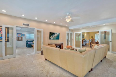 House in Coral Gables, Florida 6 bedrooms, 516.63 sq.m. № 2192100 - photo 17