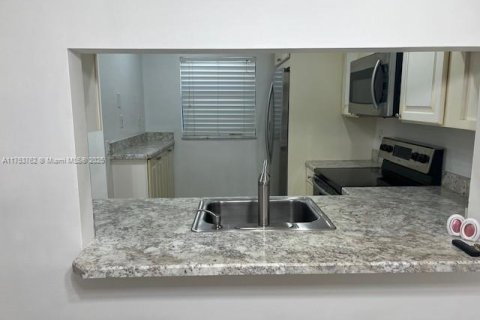 Condo in Pembroke Pines, Florida, 2 bedrooms  № 1730499 - photo 14
