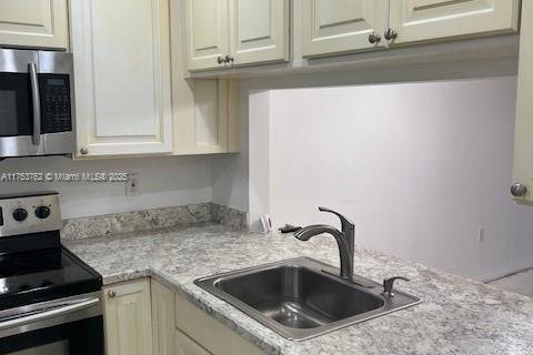 Condo in Pembroke Pines, Florida, 2 bedrooms  № 1730499 - photo 12