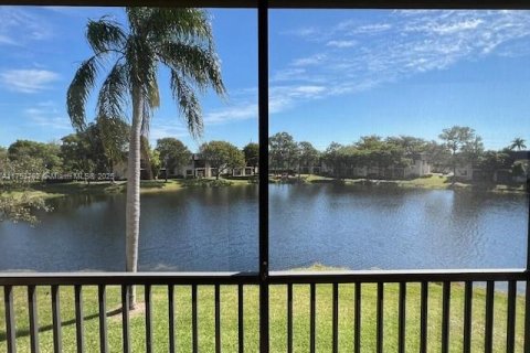 Condo in Pembroke Pines, Florida, 2 bedrooms  № 1730499 - photo 1
