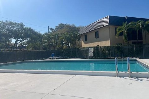 Condo in Pembroke Pines, Florida, 2 bedrooms  № 1730499 - photo 2