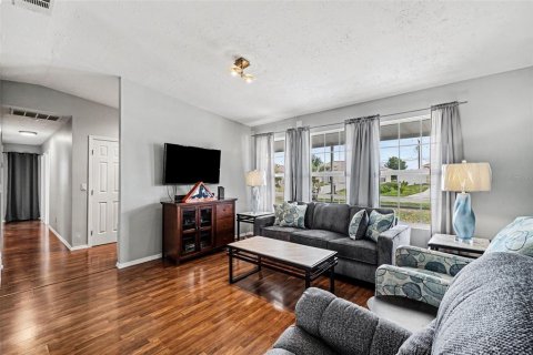 House in Cape Coral, Florida 3 bedrooms, 109.25 sq.m. № 2230777 - photo 4