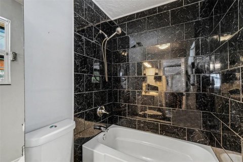 House in Cape Coral, Florida 3 bedrooms, 109.25 sq.m. № 2230777 - photo 25
