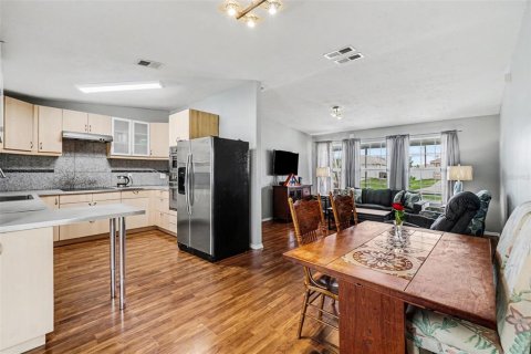 House in Cape Coral, Florida 3 bedrooms, 109.25 sq.m. № 2230777 - photo 11