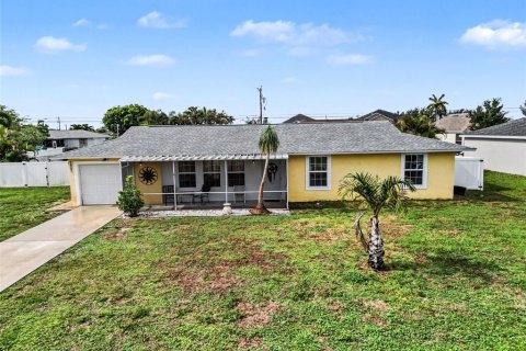 Casa en Cape Coral, Florida 3 dormitorios, 109.25 m2 № 2230777