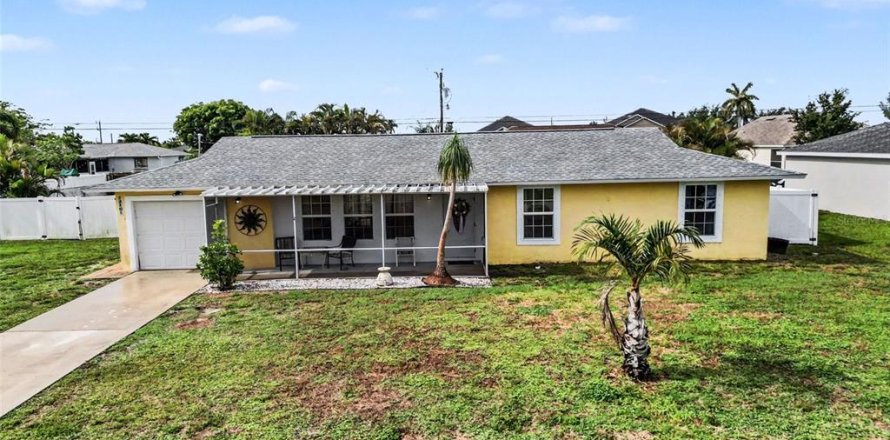 House in Cape Coral, Florida 3 bedrooms, 109.25 sq.m. № 2230777