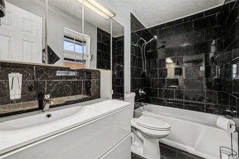 House in Cape Coral, Florida 3 bedrooms, 109.25 sq.m. № 2230777 - photo 24