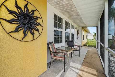 House in Cape Coral, Florida 3 bedrooms, 109.25 sq.m. № 2230777 - photo 2