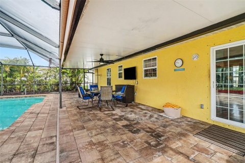 House in Cape Coral, Florida 3 bedrooms, 109.25 sq.m. № 2230777 - photo 28