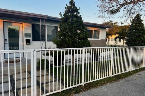 Commercial property in Hallandale Beach, Florida 150.87 sq.m. № 1770436 - photo 3