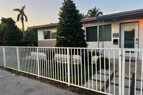 Commercial property in Hallandale Beach, Florida 150.87 sq.m. № 1770436 - photo 2