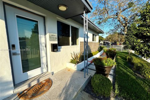Commercial property in Hallandale Beach, Florida 150.87 sq.m. № 1770436 - photo 4