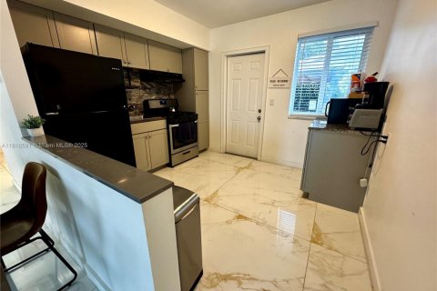 Commercial property in Hallandale Beach, Florida 150.87 sq.m. № 1770436 - photo 26