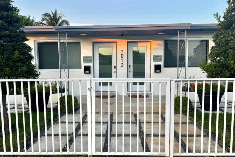 Commercial property in Hallandale Beach, Florida 150.87 sq.m. № 1770436 - photo 1