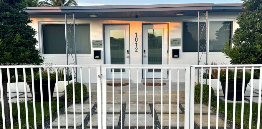 Commercial property in Hallandale Beach, Florida 150.87 sq.m. № 1770436