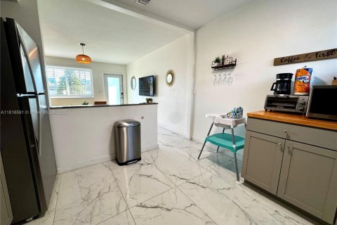 Commercial property in Hallandale Beach, Florida 150.87 sq.m. № 1770436 - photo 9