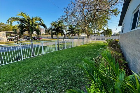 Commercial property in Hallandale Beach, Florida 150.87 sq.m. № 1770436 - photo 20