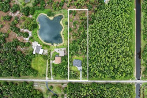 House in Naples, Florida 5 bedrooms, 235.69 sq.m. № 2058833 - photo 5