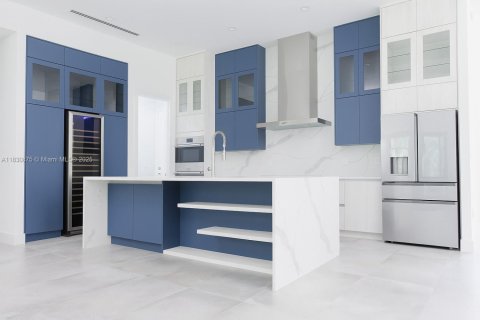 House in Naples, Florida 5 bedrooms, 235.69 sq.m. № 2058833 - photo 17