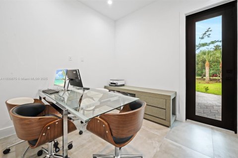 House in Naples, Florida 5 bedrooms, 235.69 sq.m. № 2058833 - photo 9