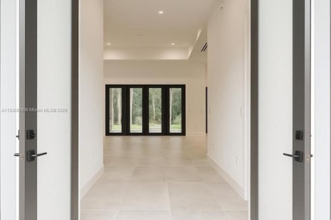 House in Naples, Florida 5 bedrooms, 235.69 sq.m. № 2058833 - photo 6