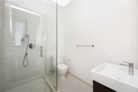 Купить кондоминиум в Майами, Флорида 6 спален, 493.03м2, № 1490750 - фото 23