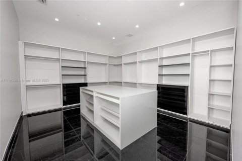 Купить кондоминиум в Майами, Флорида 6 спален, 493.03м2, № 1490750 - фото 27