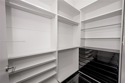 Купить кондоминиум в Майами, Флорида 6 спален, 493.03м2, № 1490750 - фото 24