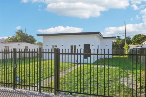 Villa ou maison à vendre à Opa-locka, Floride: 3 chambres, 98.1 m2 № 2025612 - photo 6