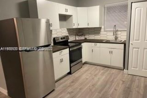 House in Miami, Florida 2 bedrooms, 179.3 sq.m. № 2042030 - photo 2