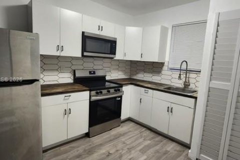 House in Miami, Florida 2 bedrooms, 179.3 sq.m. № 2042030 - photo 17