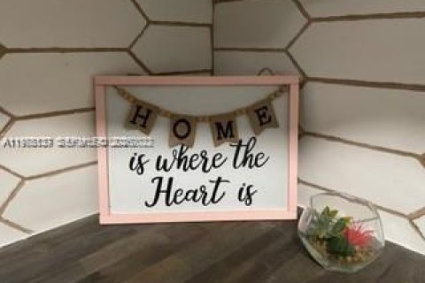 House in Miami, Florida 2 bedrooms, 179.3 sq.m. № 2042030