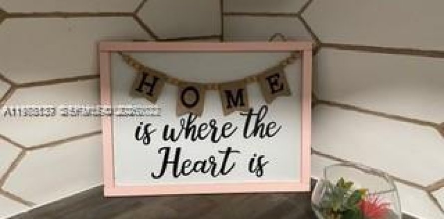 House in Miami, Florida 2 bedrooms, 179.3 sq.m. № 2042030