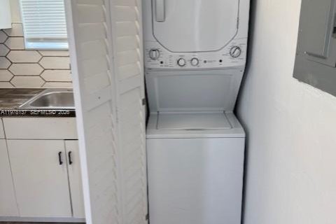 House in Miami, Florida 2 bedrooms, 179.3 sq.m. № 2042030 - photo 15