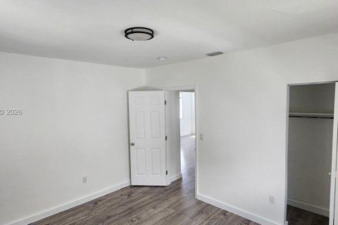 House in Miami, Florida 2 bedrooms, 179.3 sq.m. № 2042030 - photo 13