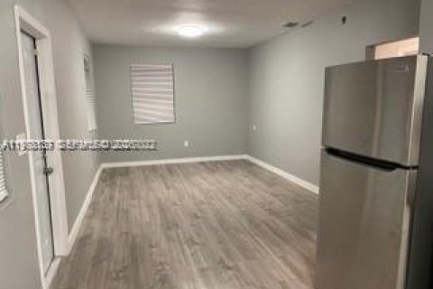House in Miami, Florida 2 bedrooms, 179.3 sq.m. № 2042030 - photo 4