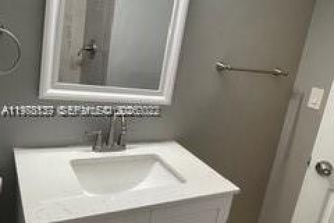 House in Miami, Florida 2 bedrooms, 179.3 sq.m. № 2042030 - photo 7